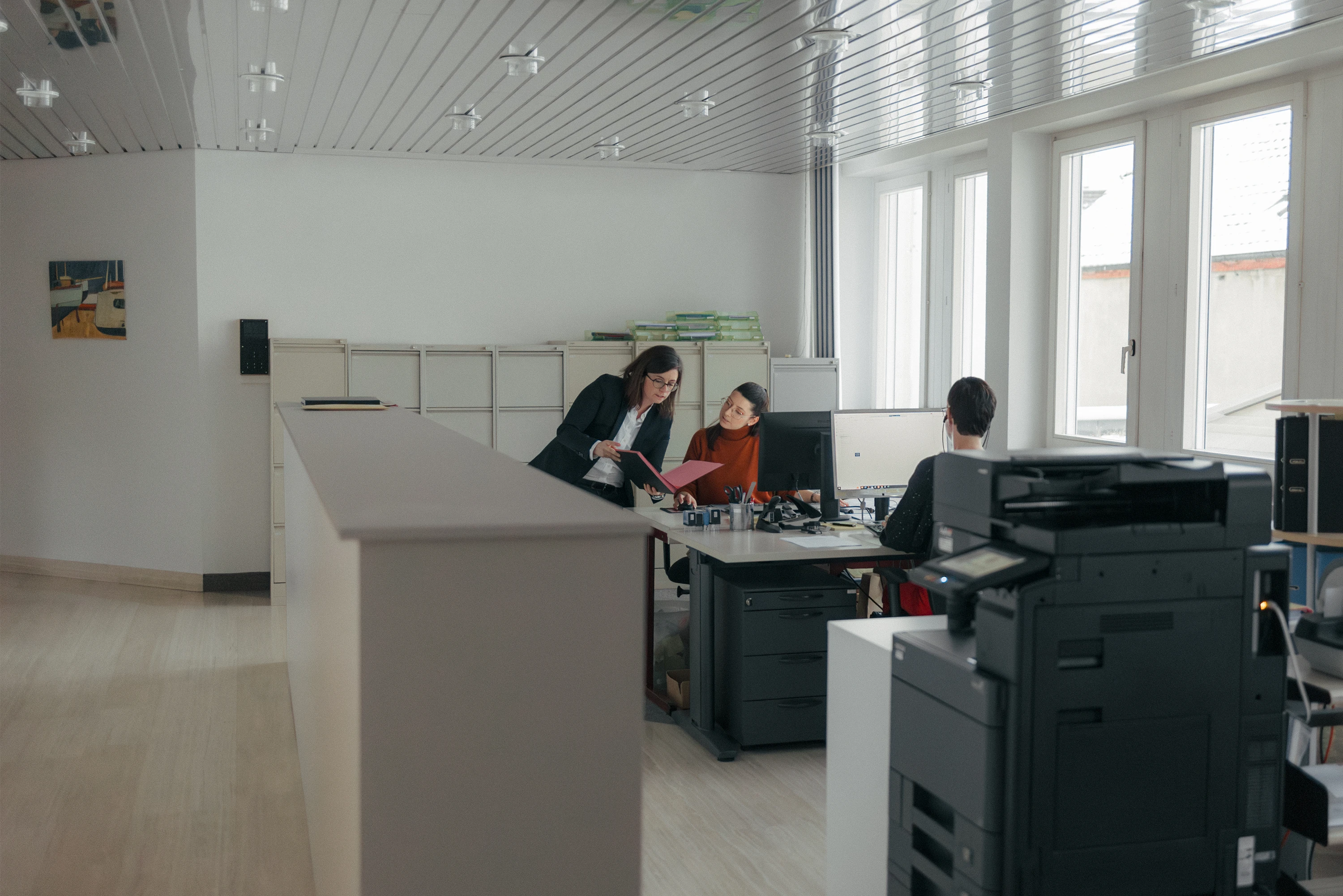 Anne-Sophie Brady discutant avec ses collègues au secrétariat.